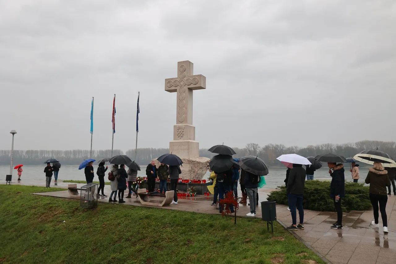 Okupljanje građana prije početka kolone sjećanja (12).jpg