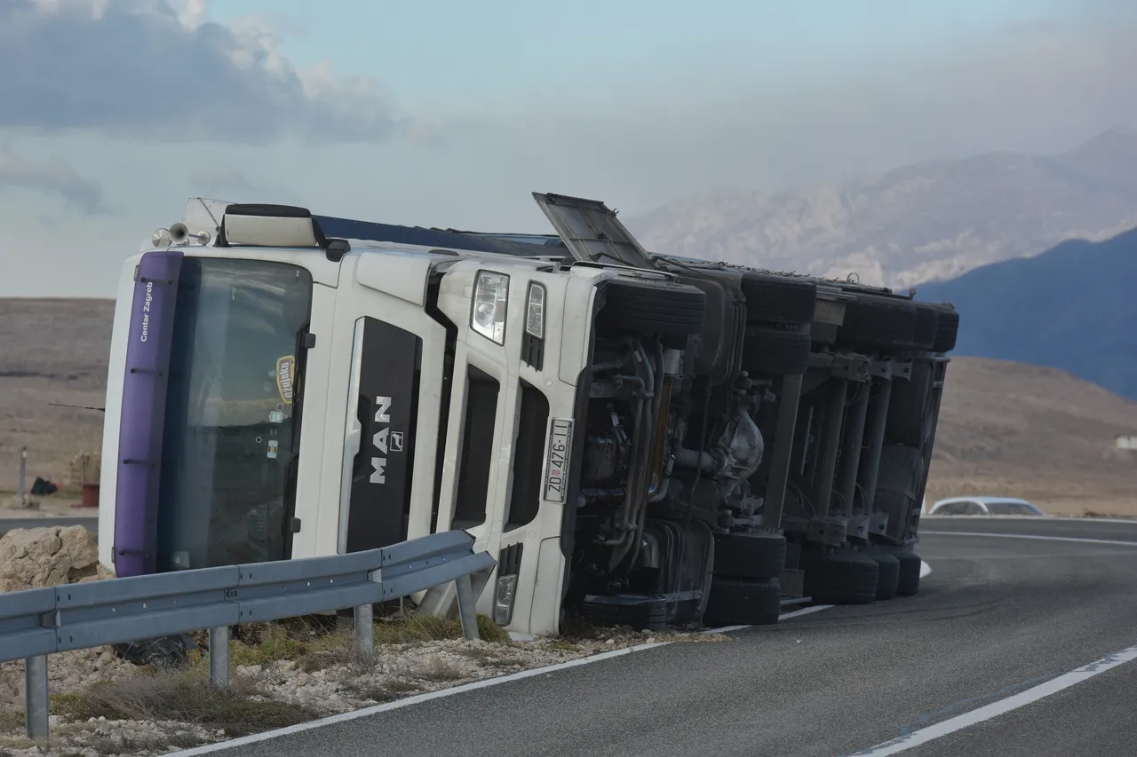 FOTO Jaka bura prevrnula kamion kod Paškog mosta