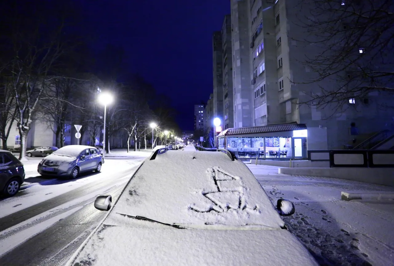 Snijeg pada u Zagrebu, Slavoniji i Lici: Orkanska bura na jugu nosila krovove i zatvorila ceste