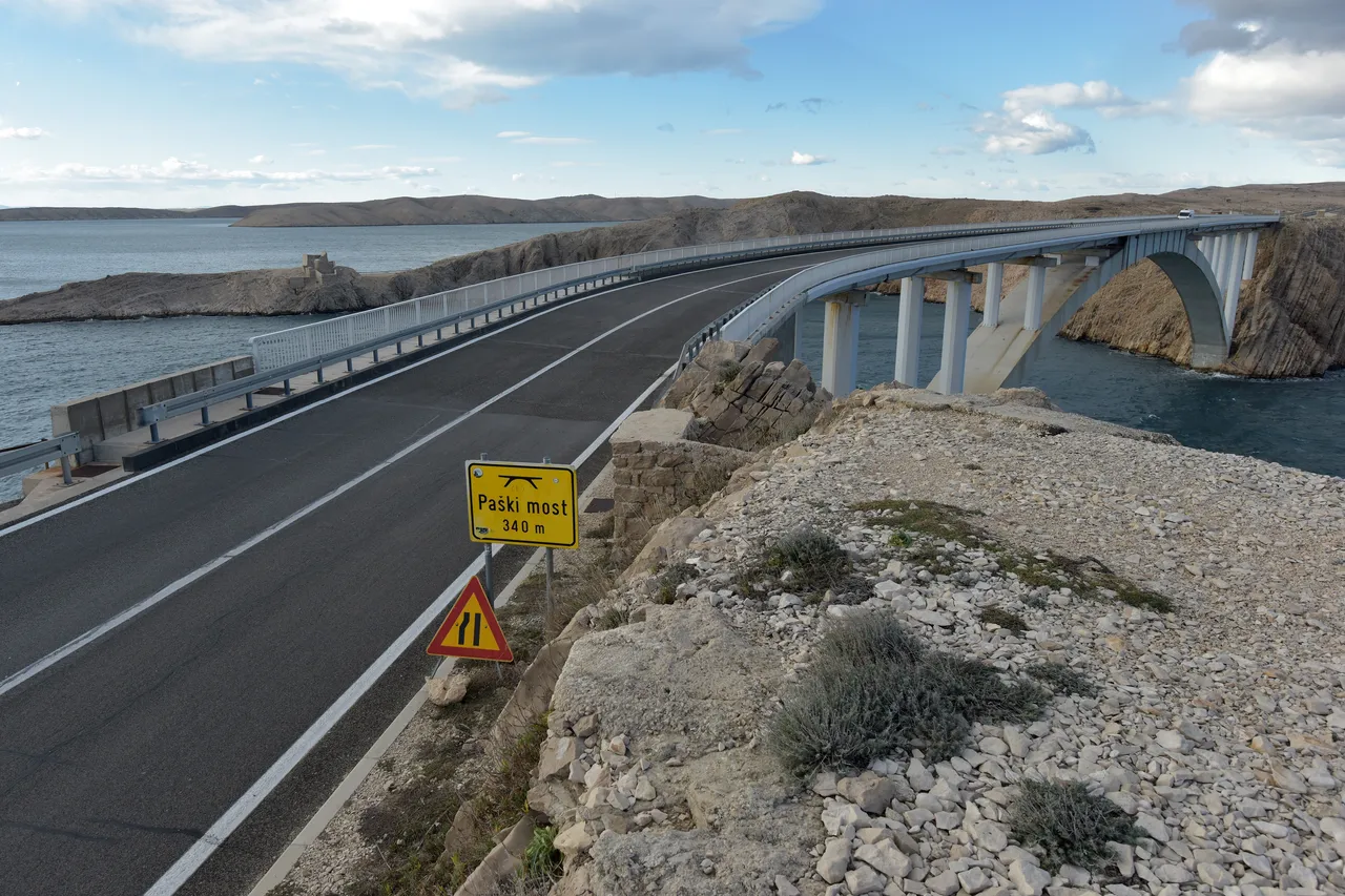 FOTO Jaka bura prevrnula kamion kod Paškog mosta