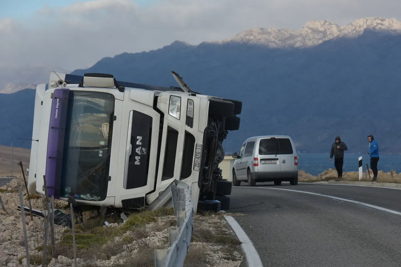 FOTO Jaka bura prevrnula kamion kod Paškog mosta
