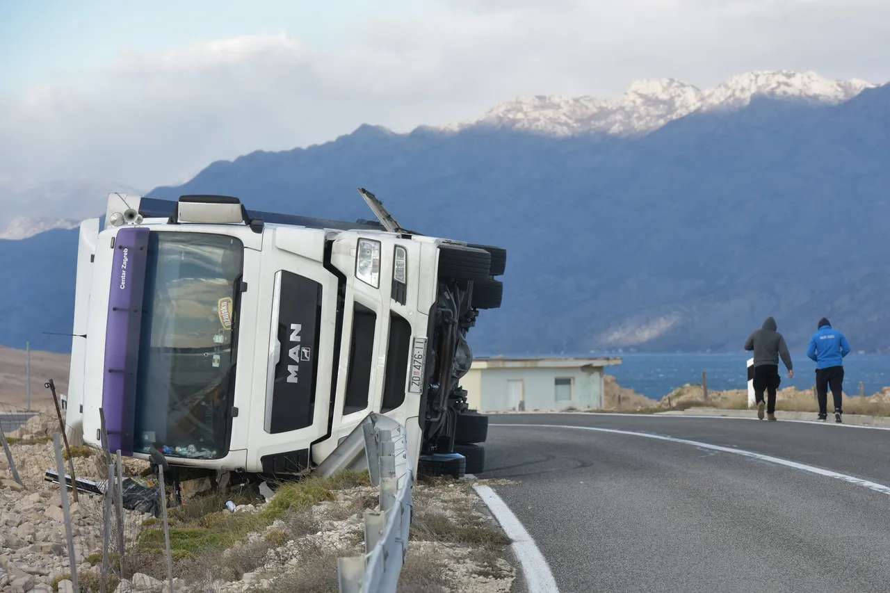 FOTO Jaka bura prevrnula kamion kod Paškog mosta