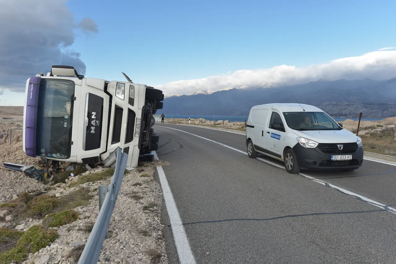 FOTO Jaka bura prevrnula kamion kod Paškog mosta