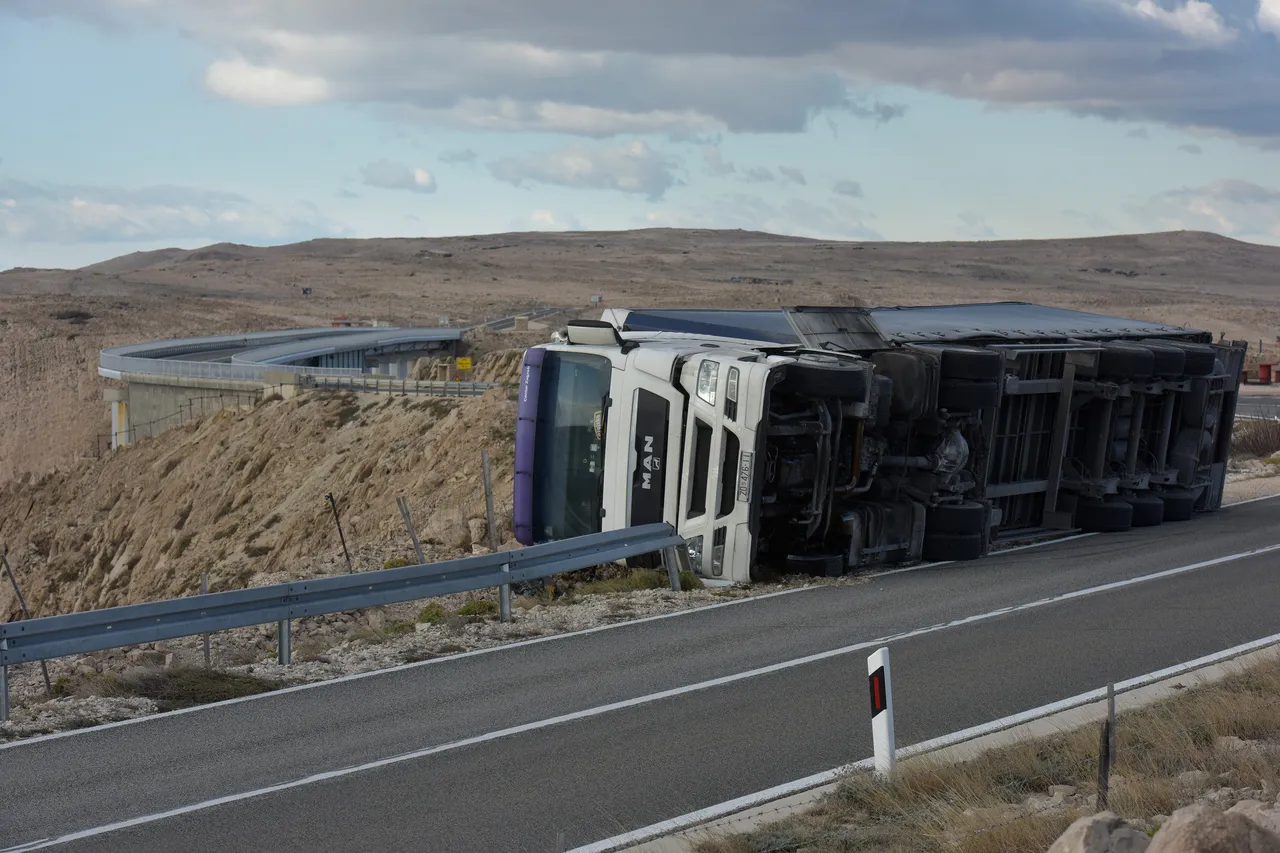 FOTO Jaka bura prevrnula kamion kod Paškog mosta