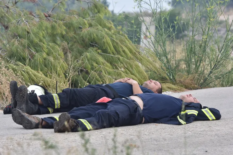 FOTO Heroji! Vatrogasci nakon naporne noći odmaraju i pripremaju se za još jedan dan borbe s vatrom