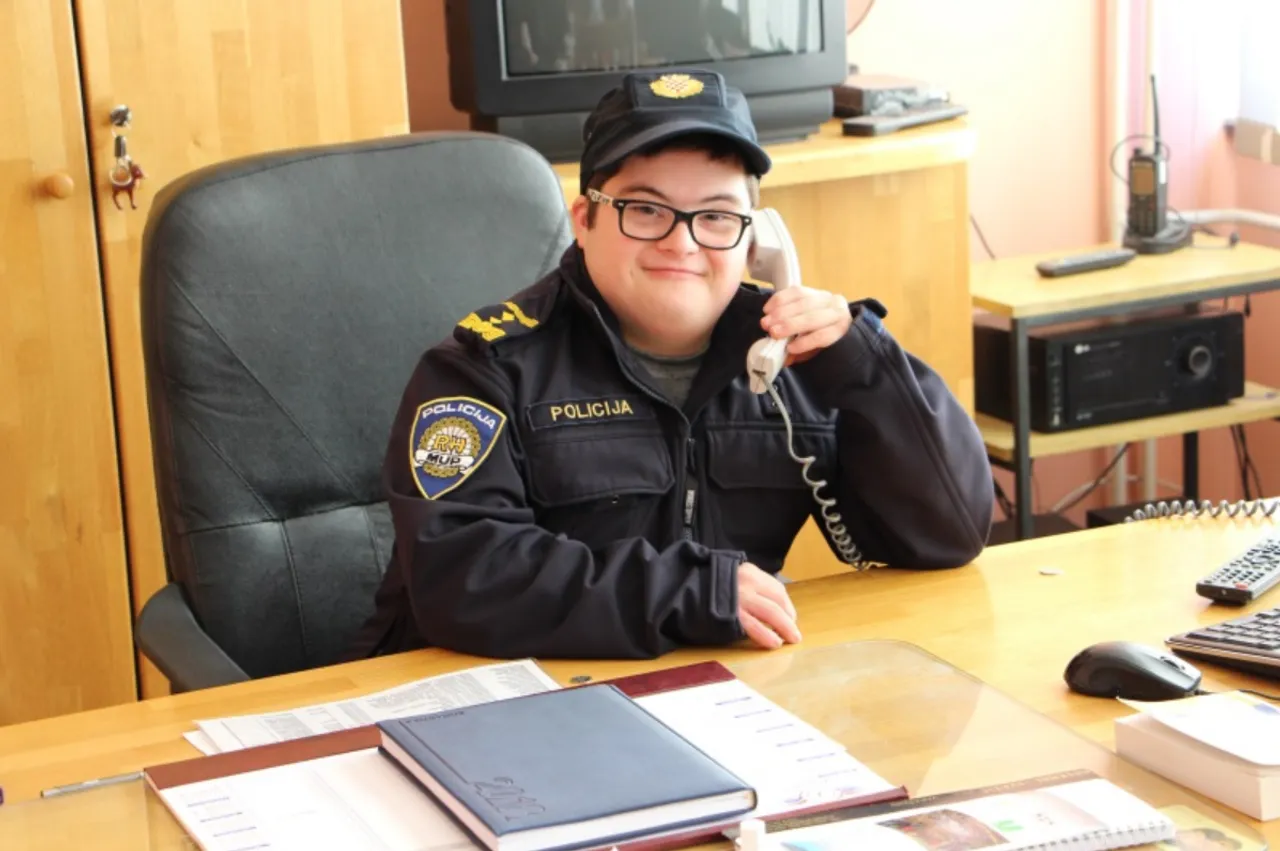 Ostvarili san mladiću s Downovim sindromom: Na jedan dan postao je načelnik policijske postaje