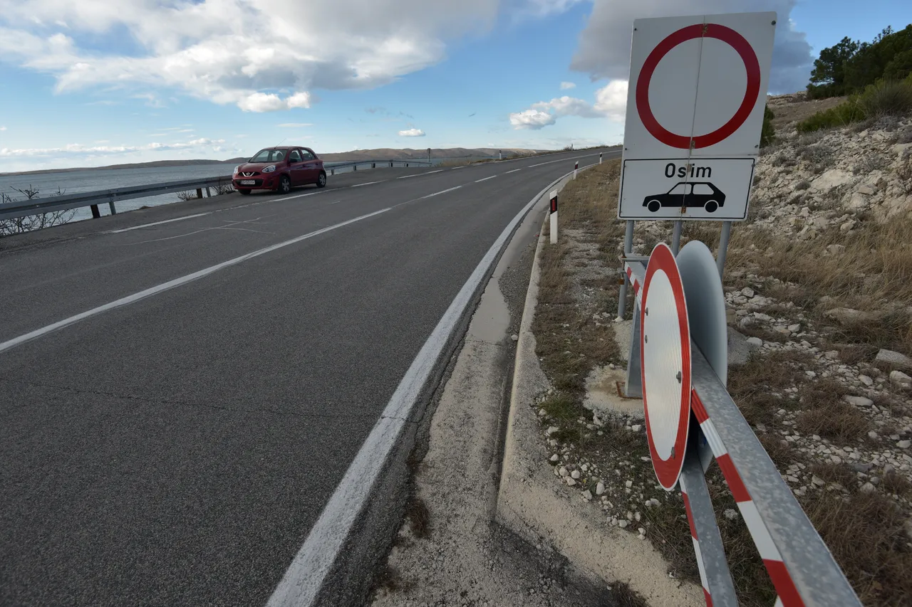 FOTO Jaka bura prevrnula kamion kod Paškog mosta