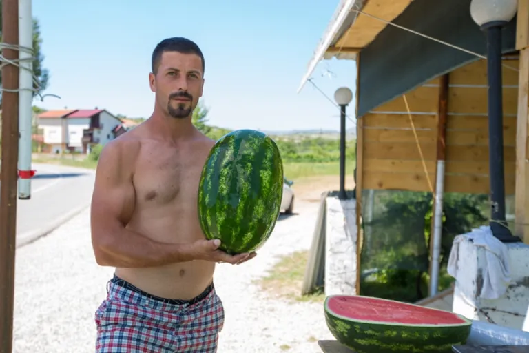 Hercegovac prodaje lubenice na štandu sa urnebesnim natpisom: "Lubenica slađa od..."