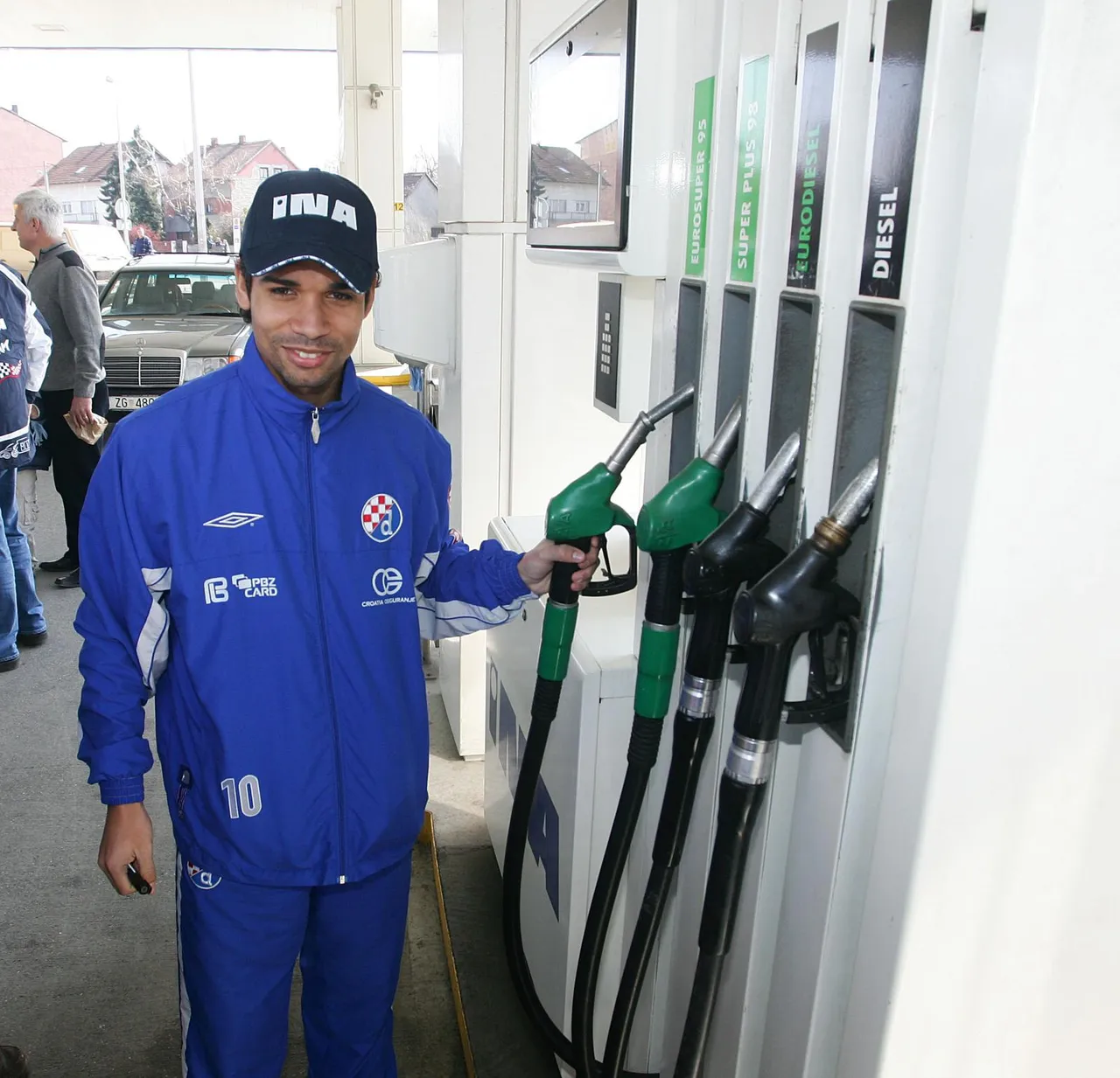 Igrači Dinama točili gorivo automobilima na benzinskoj pumpi