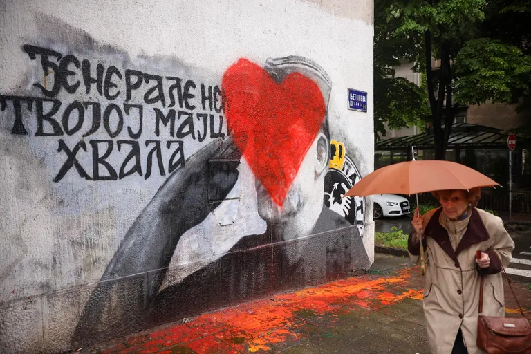 Beograd: Preko murala ratnog zločinca Ratka Mladića nacrtano veliko srce 