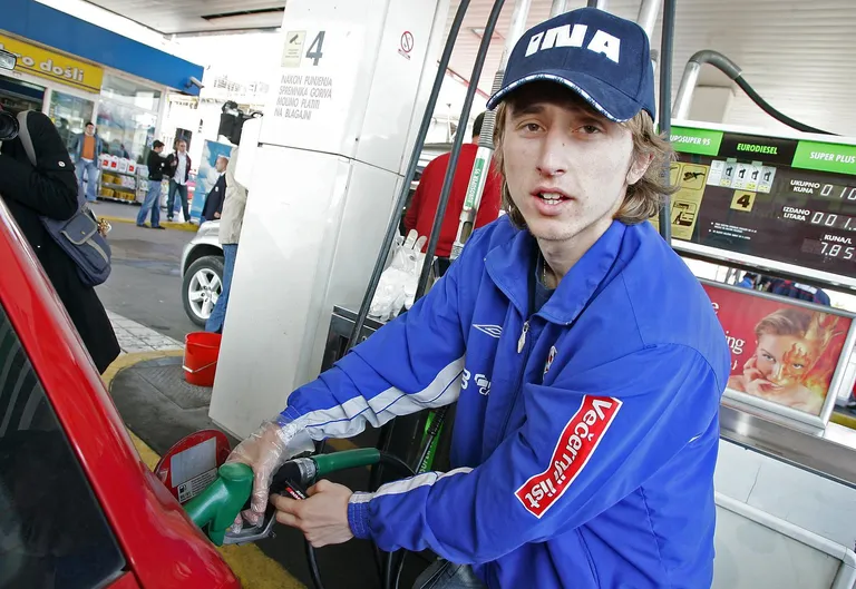 Igrači Dinama točili gorivo automobilima na benzinskoj pumpi