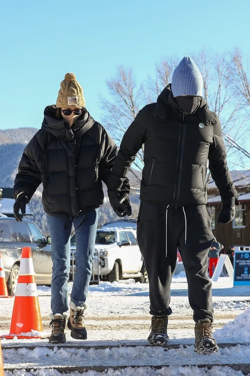Pjevač i glazbenik Chris Martin i glumica Dakota Johnson uživaju na odmoru u luksuznom Aspenu, a pri tome nose ogromne, pernate puf jakne koje ih štite od hladnoće.
