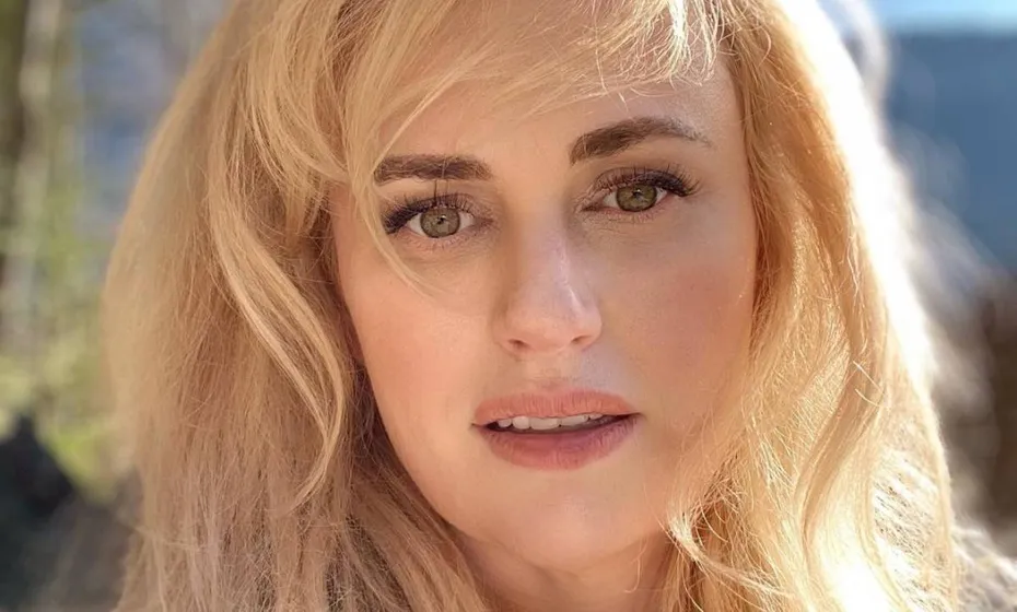 rebel-wilson-mountain-t.jpg