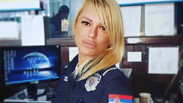 Policajka seksi POLICAJKA POKAZALA