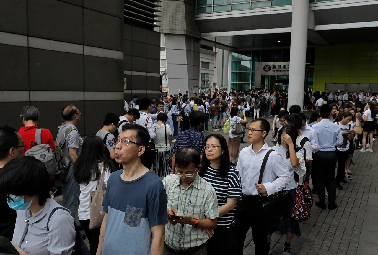 Hong Kong: Prosvjednici zaustavili promet podzemne željeznice, iskazaju nezadovoljstvo zbog policijske burtalnosti