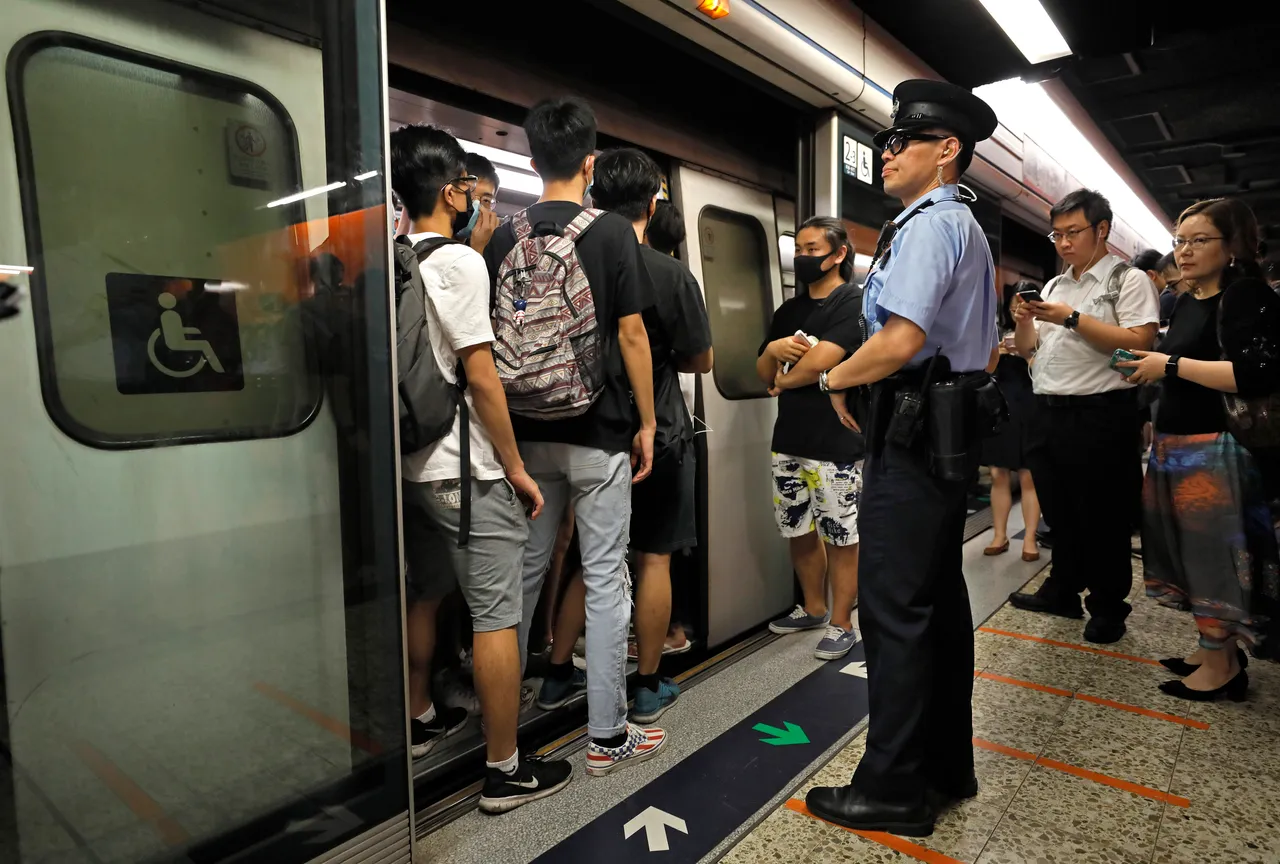 Hong Kong: Prosvjednici zaustavili promet podzemne željeznice, iskazaju nezadovoljstvo zbog policijske burtalnosti