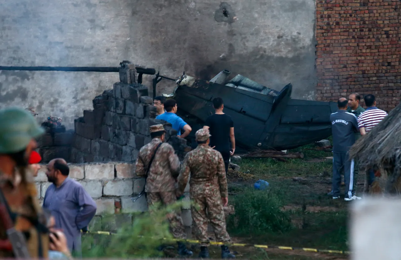 Vojni avion srušio se na grad u Pakistanu