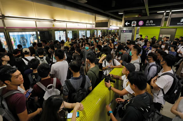 Hong Kong: Prosvjednici zaustavili promet podzemne željeznice, iskazaju nezadovoljstvo zbog policijske brutalnosti