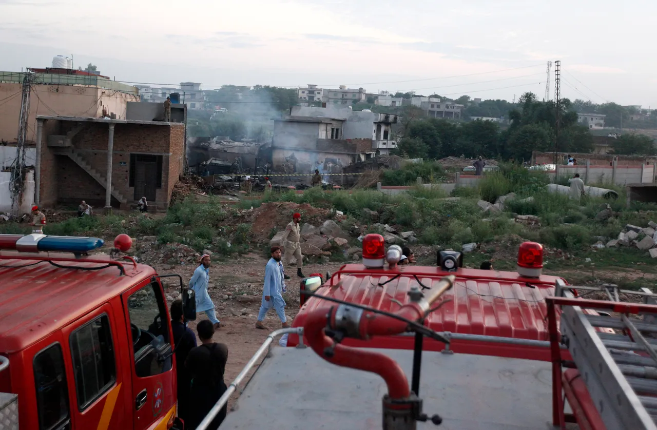 Vojni avion srušio se na grad u Pakistanu