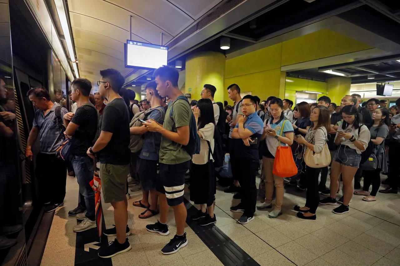 Hong Kong: Prosvjednici zaustavili promet podzemne željeznice, iskazaju nezadovoljstvo zbog policijske burtalnosti