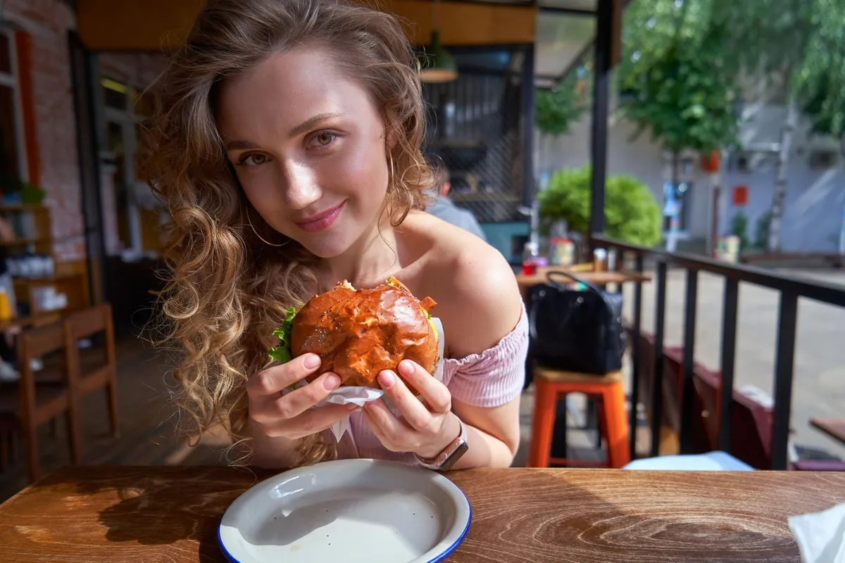 žena jede burger