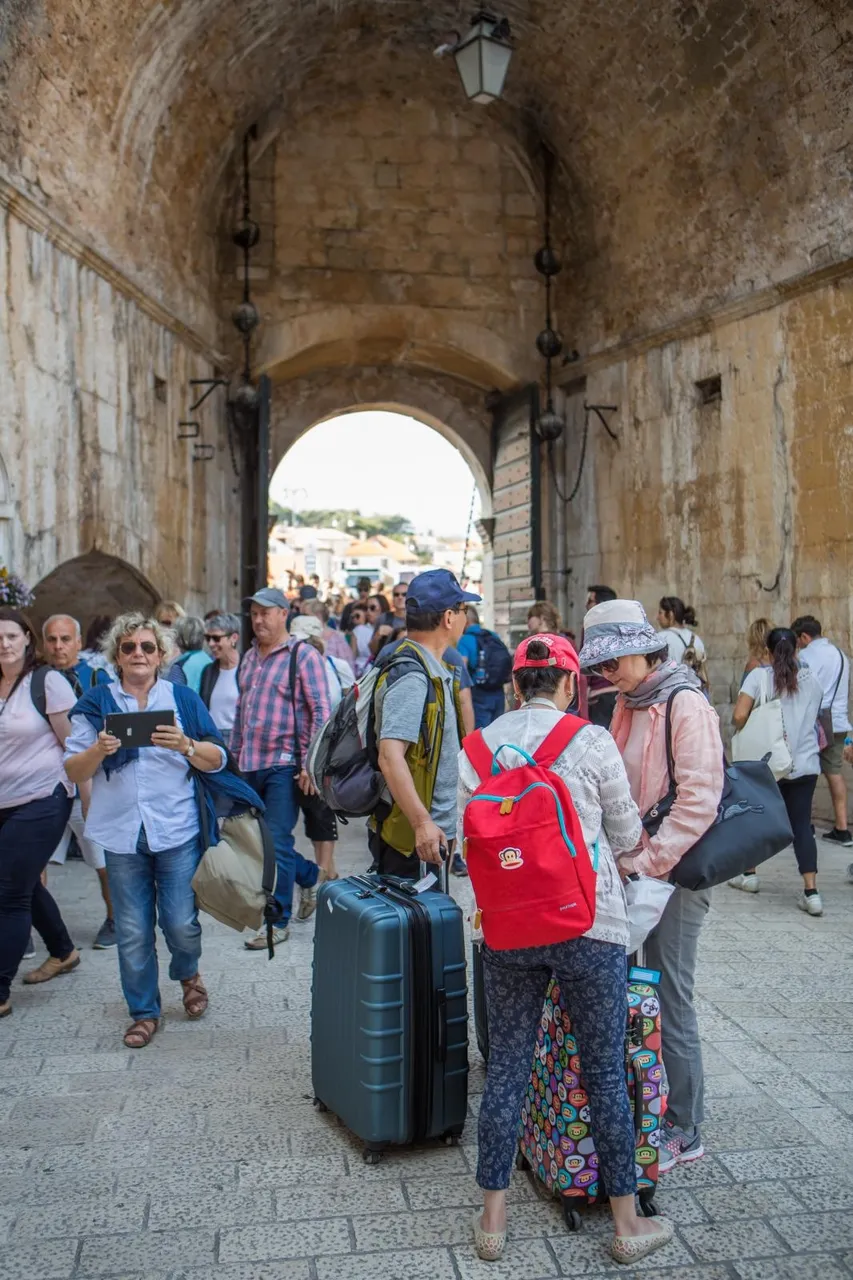 Dubrovnik: U staroj gradskoj jezgri još uvijek brojne grupe turista u razgledavanju grada