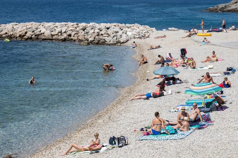 Neuobičajen prizor: U srcu sezone plaže na Jadranu se tek počinju puniti