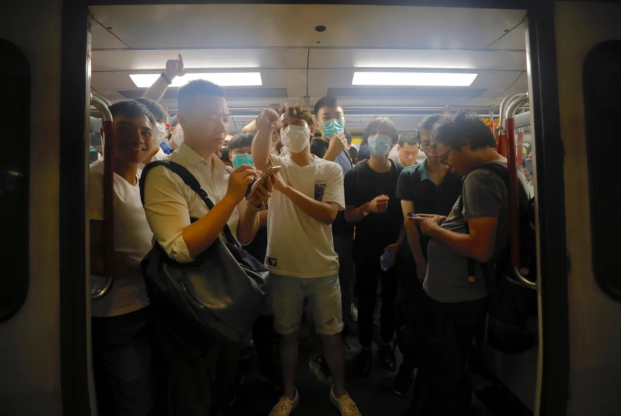 Hong Kong: Prosvjednici zaustavili promet podzemne željeznice, iskazaju nezadovoljstvo zbog policijske burtalnosti