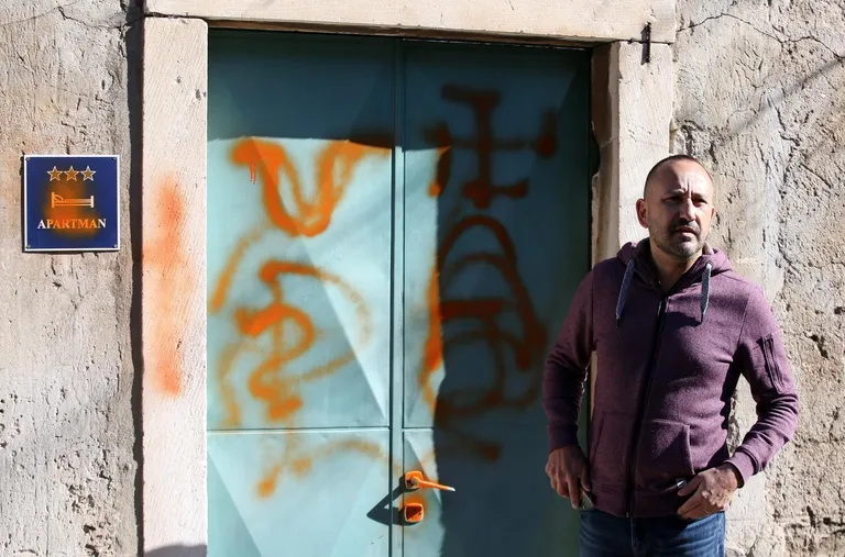 Hrvoju Zekanoviću na vratima kuće u Šibeniku ispisani fašistički grafiti