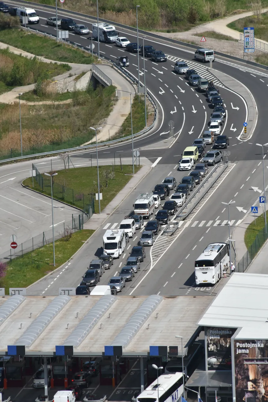 Velike gužve na graničnom prijelazu Kaštel