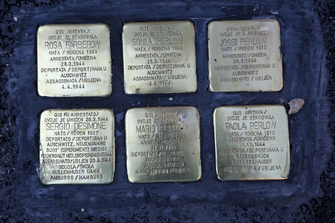 U Ulici Moše Albaharija ispred kućnog broja 17, postavljeno je šest obilježja, tzv. "Kamena spoticanja", u spomen na članove židovske obitelji koji su tijekom Drugog svjetskog rata s te adrese odvedeni u nacističke logore.