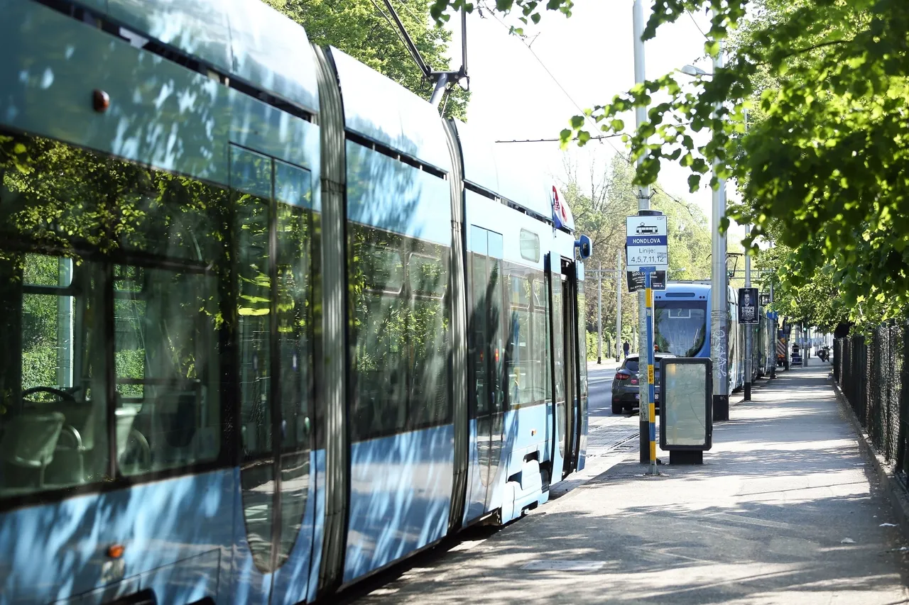 Zagreb: Zbog naleta automobila na rasvjetni stup došlo do obustave tramvajskog prometa