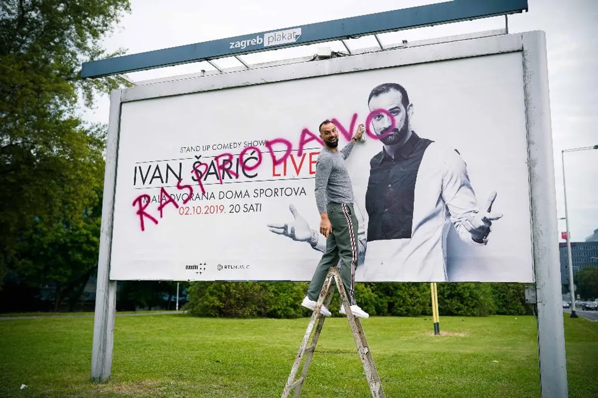 Ivan Šarić na svoj je način obilježio jumbo plakate da je rasprodao najveći stand up show u Hrvatskoj