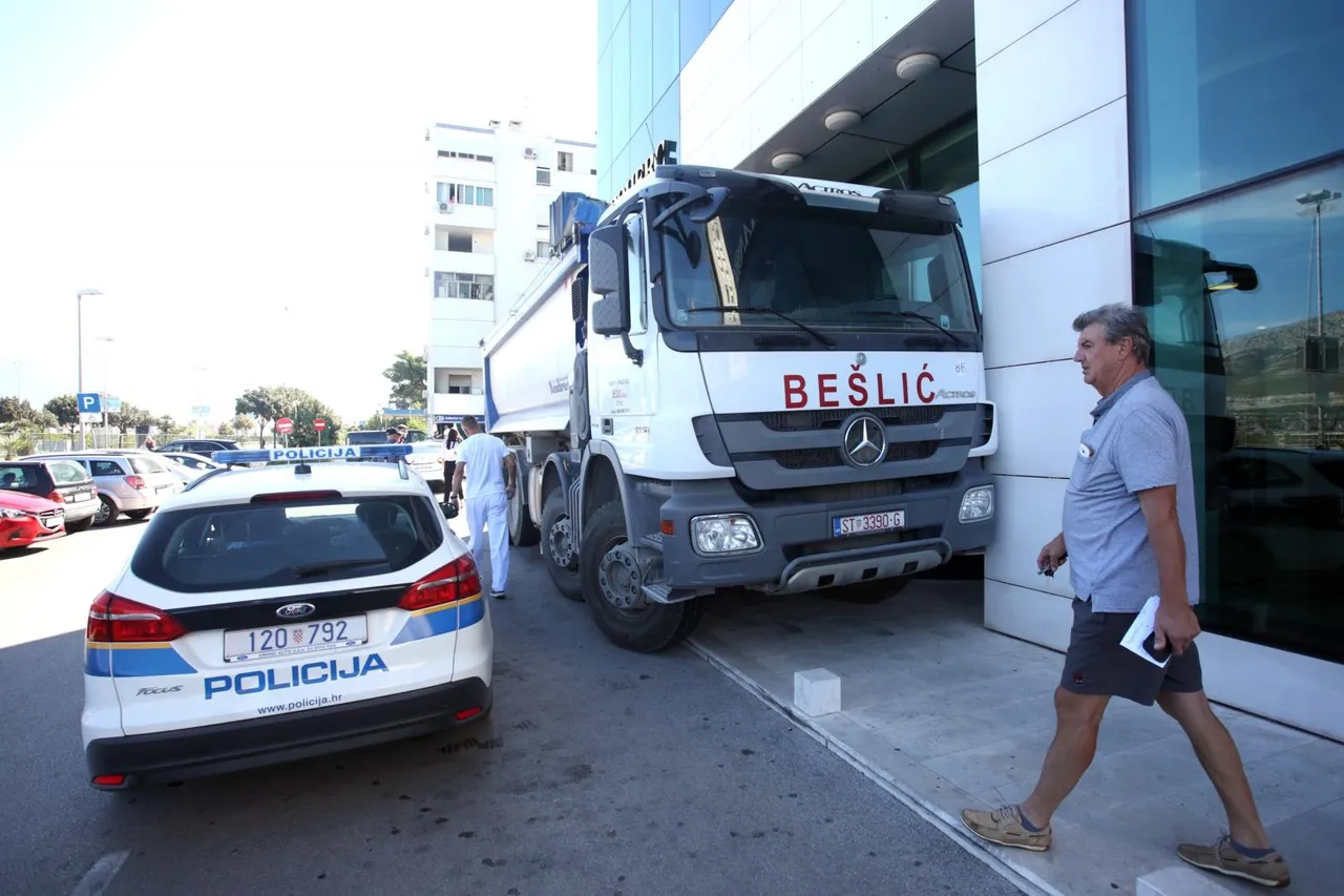 Kamionima blokirao ulaz u osiguravajuću kuću u Splitu