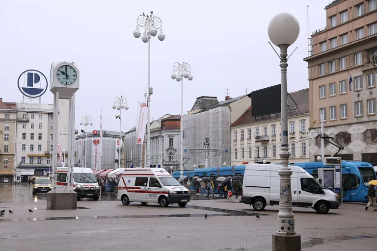 'Zabranjena zona' vrvi od vozila: Trg bana Josipa Jelačića pretvorio se u pravu prometnicu