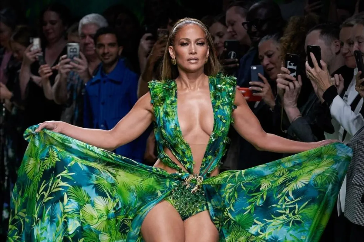 19 godina kasnije: J.Lo prošetala pistom u kultnoj haljini i ponovno zapalila internet