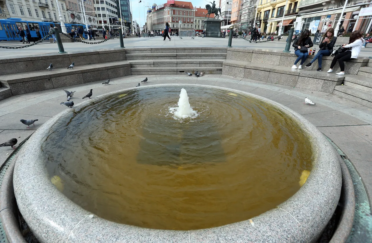 Što se dogodilo s Manduševcem? Smeđa boja najpoznatije zagrebačke fontane neugodno iznenadila prolaznike