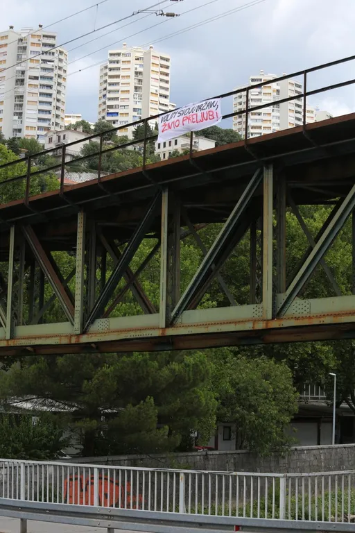 Ovo ima samo u Rijeci: Sarkastičan komentar napisan na bijeloj plahti obješenoj na željezničkom mostu
