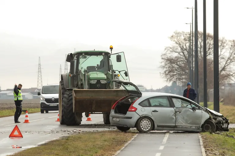 Osijek: U prometnoj nesreći sudjelovali osobni automobil i traktor