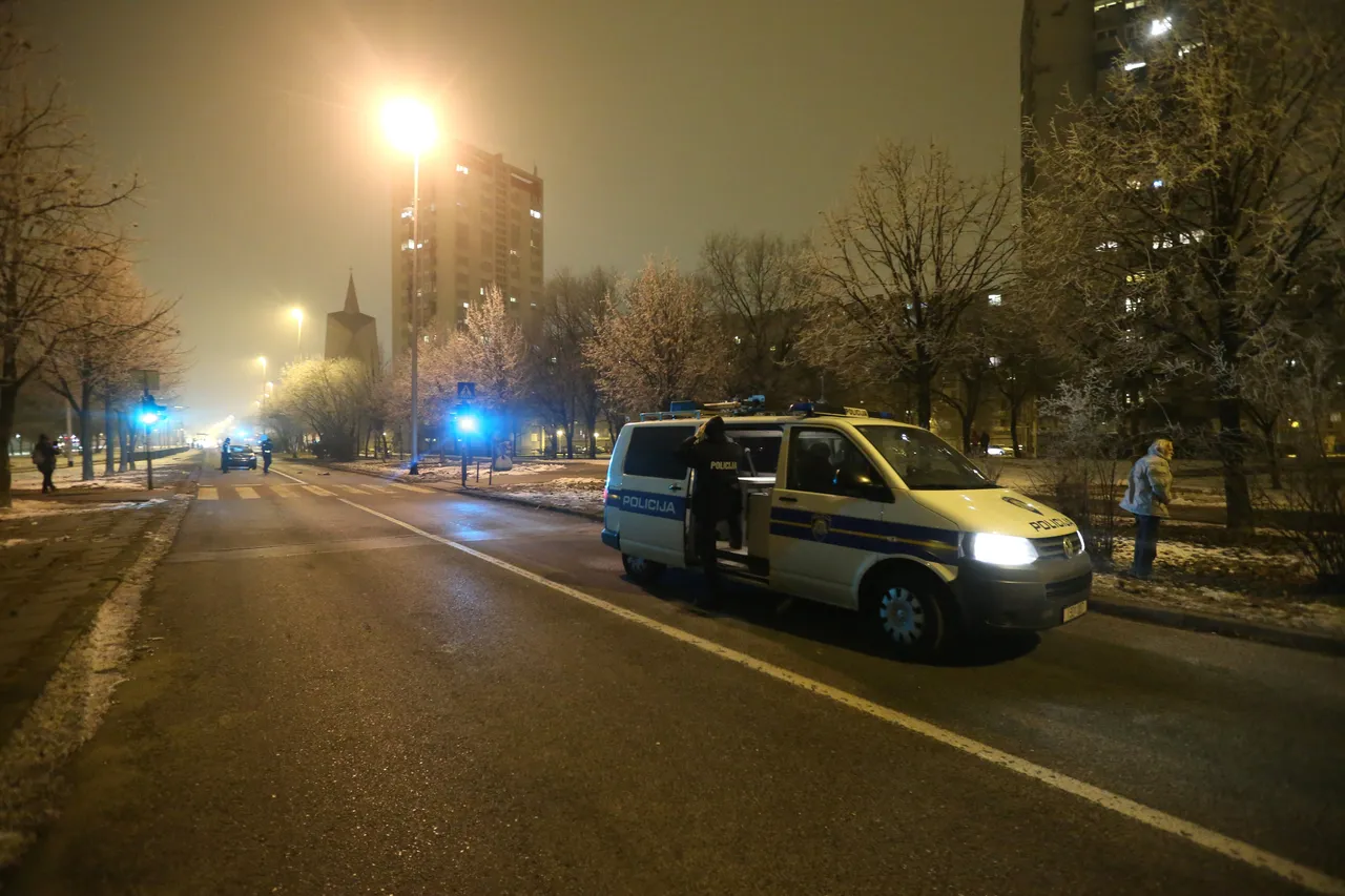 Tijekom obavljanja očevida na dvojicu policajaca naletio je automobil