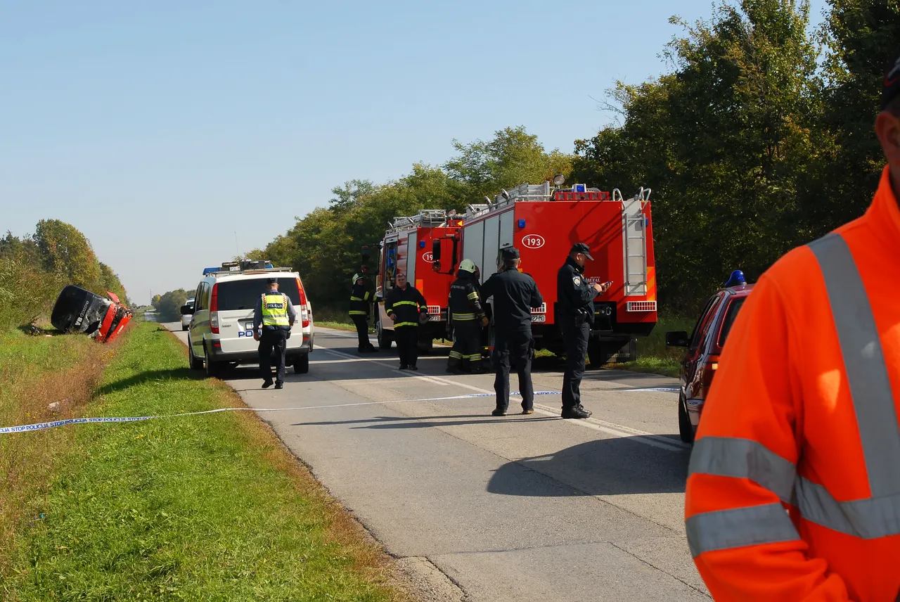 Nesreća kraj Slavonskog Broda: prevrnuo se autobus pun djece, vozač automobila poginuo na mjestu