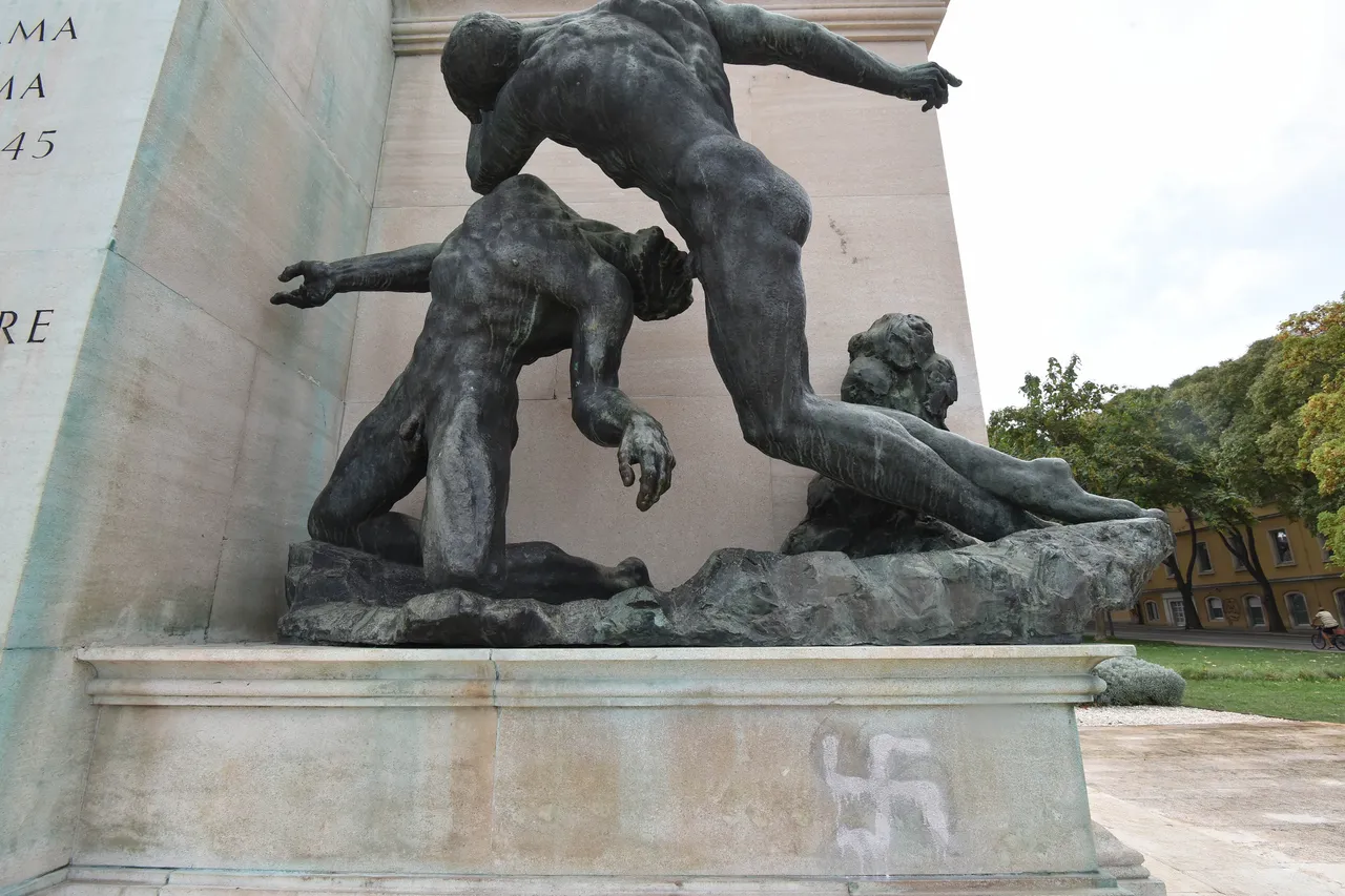 Vandali nacrtali svastiku na spomeniku žrtvama Drugog svjetskog rata
