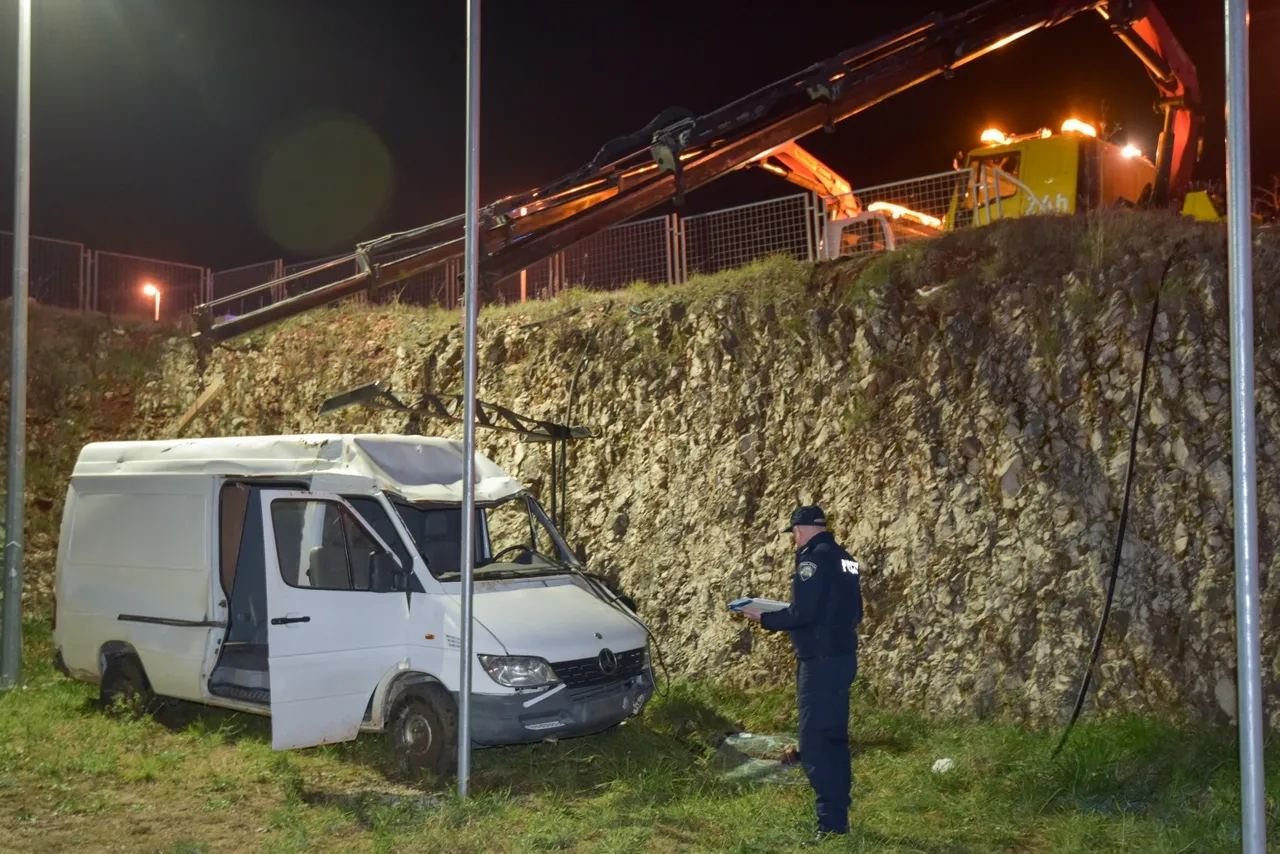Zadar: U teškoj nesreći kombi završio u provaliji, izvlače ga dvije dizalice