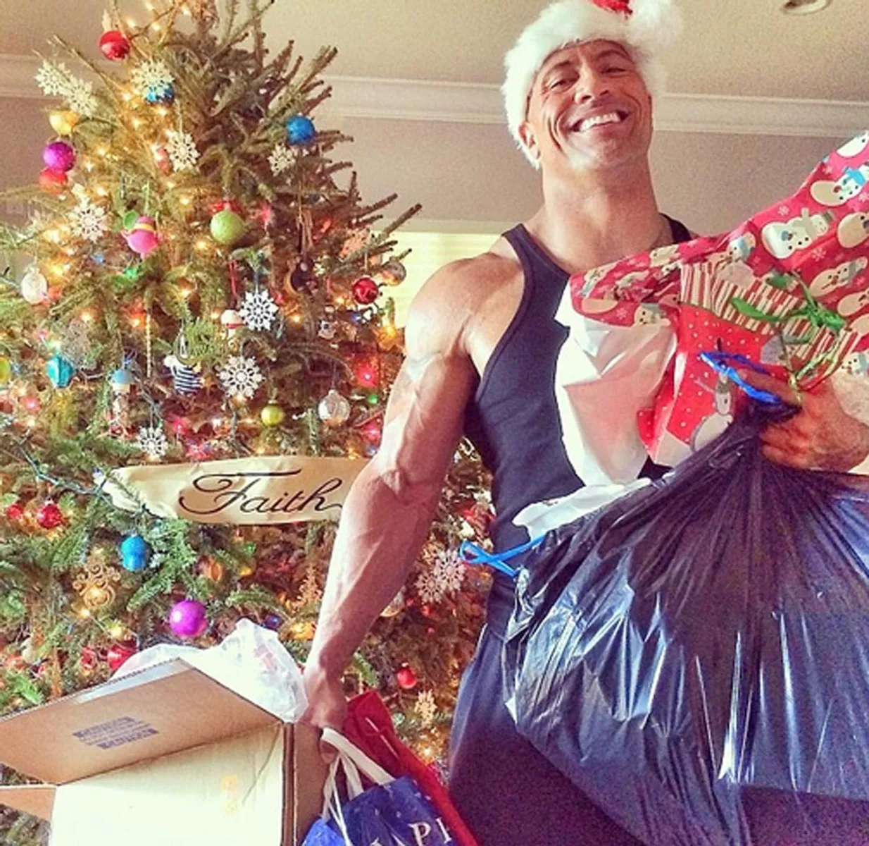 Dwayne Johnson ne može bez pokazivanja mišića čak ni tijekom Božića