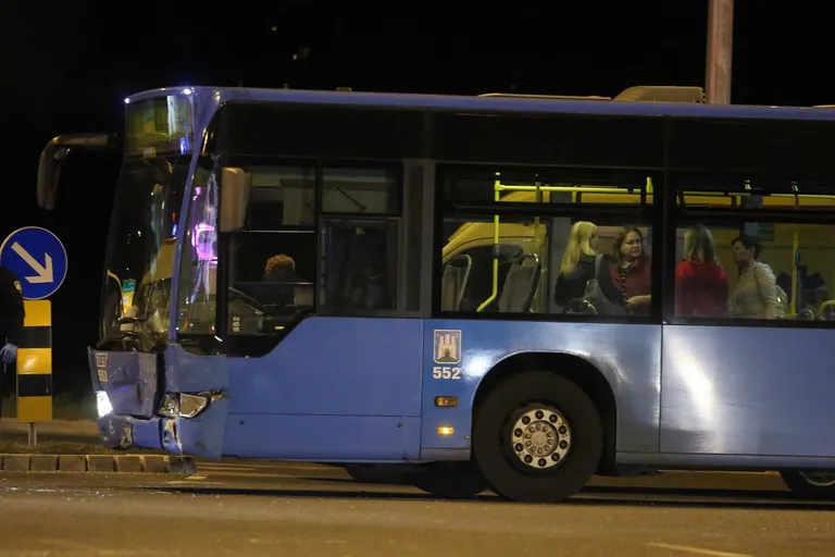 Zagreb: Sudar automobila i ZET-ovog autobusa kod Buzina