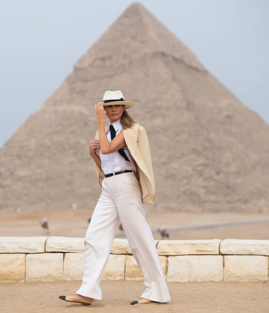 Look koji je nosila za posjet piramidama u Egiptu podijelio je javnost, no mi mislimo kako je izgledala odlično. 