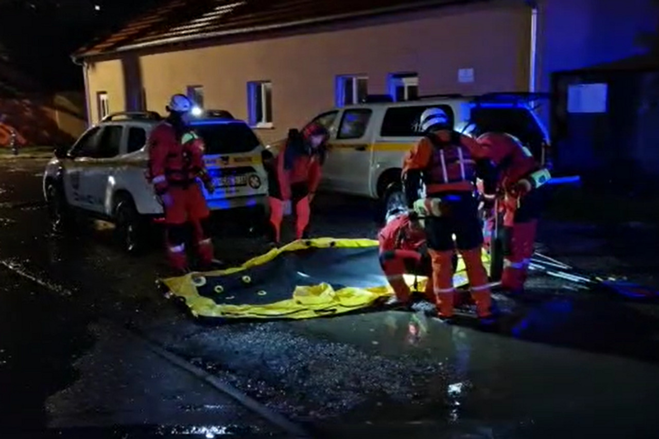 Stanje u Gračacu ne smiruje se ni navečer. Na terenu HGSS, prevoze ljude u košari bagera,... - Net.hr