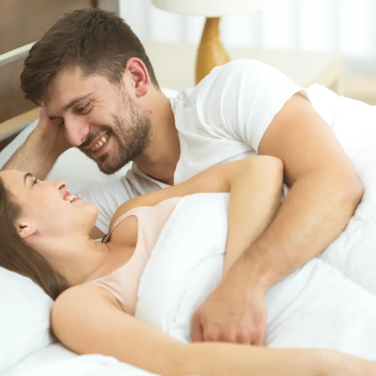 Доброе утро вдвоем. Мужчина и женщина в кровати. Мужчина и женщина в кровате. Как ублажить мужа в постели. Мужчина и женщина в кровати.