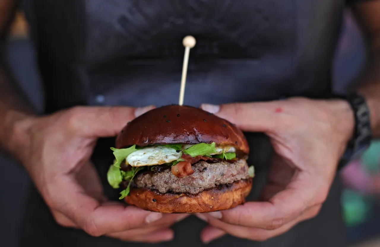 Na Strossmayerovom trgu od 13. do 23.9 ljubitelji burgera mogu uživati u najboljim recepturama za burgere iza kojih stoje majstori zanata