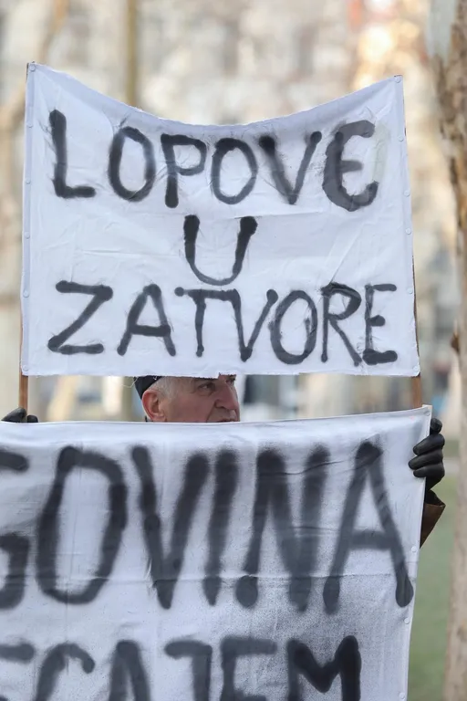 Aktivisti zvižducima dočekali Bandića s poklonom: 'Lopove u zatvore!'; On poručio: 'Nisam kriv!'